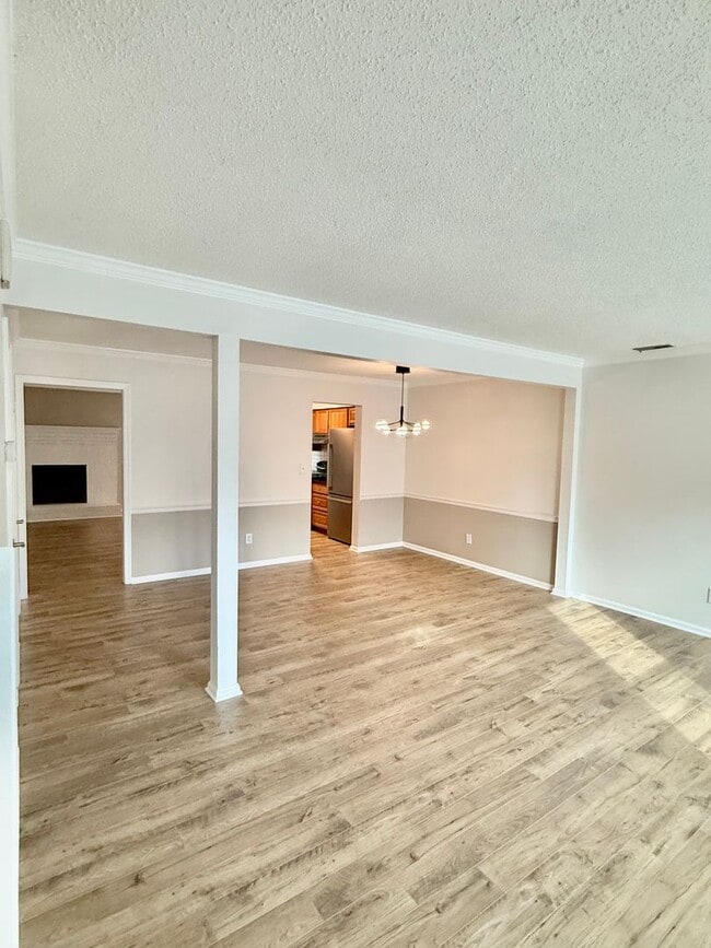 Building Photo - 3BD/2.5BA Brick Townhouse in Washington Commons off of Great Neck! Renovated throughout!