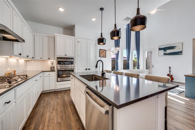 Building Photo - 8025 Glenview Dr