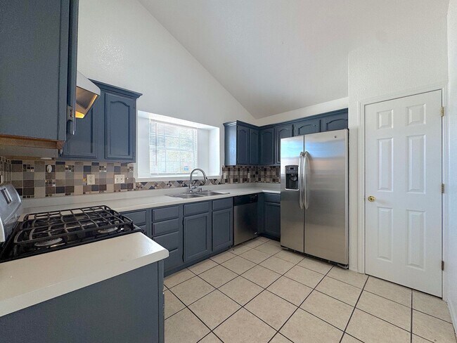 Building Photo - East El Paso 4bed/2bath All Tile Flooring!