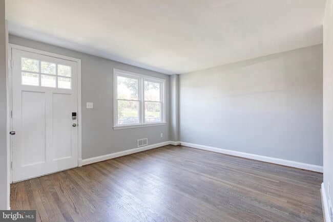 Building Photo - 633 Lucia Ave