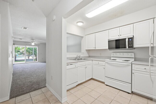 Building Photo - Highly Sought After GROUND-FLOOR Unit at Florida Club!  Pool View!!