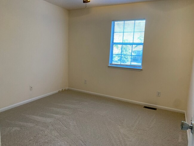 Building Photo - Lovely Heathstead 3 Bedroom Townhouse!