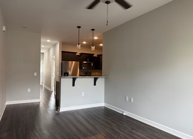Building Photo - 1002 Villa Cir