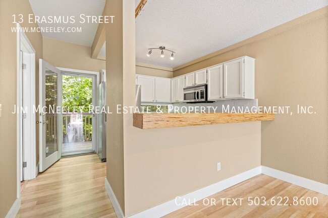 Building Photo - CHARMING LAKE OSWEGO TOWNHOME 2BR NEWLY UP...