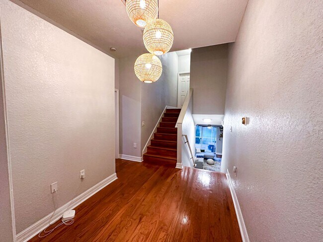Building Photo - 3 Bed/ 2.5 Bath Pet Friendly Home!