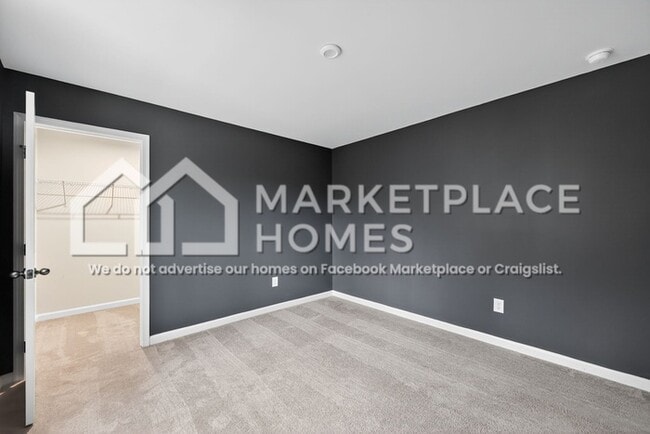 Building Photo - 807 Sun Vly Wy