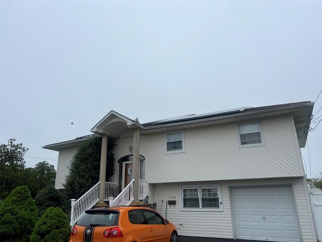 Primary Photo - 696 N Indiana Ave