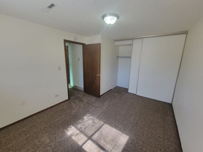 Building Photo - 1401 E 16th St