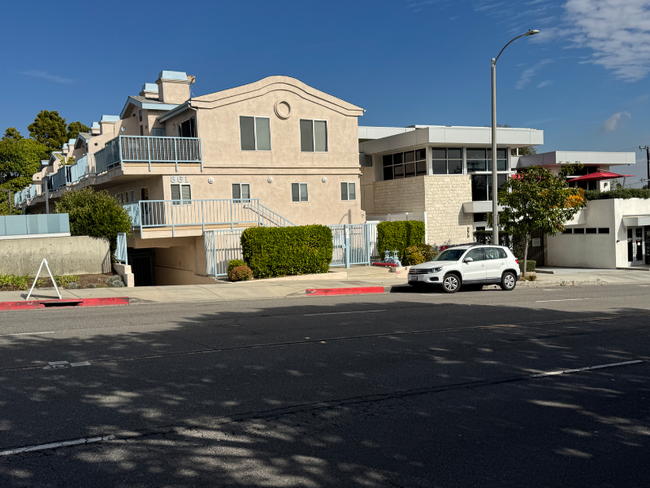 Building Photo - 861 Manhattan Beach Blvd