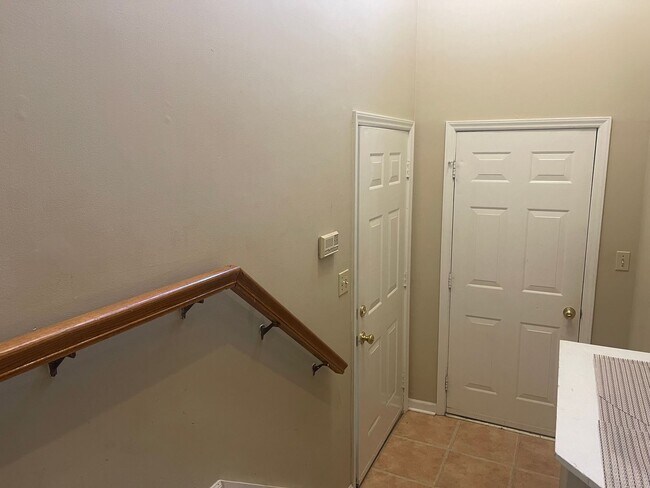 Building Photo - Spacious 2 Bed, 2 Bath Townhouse in Prime Hickory Location – 1,322 Sq. Ft.