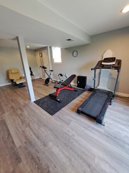 Building Photo - 2805 Schubert Dr