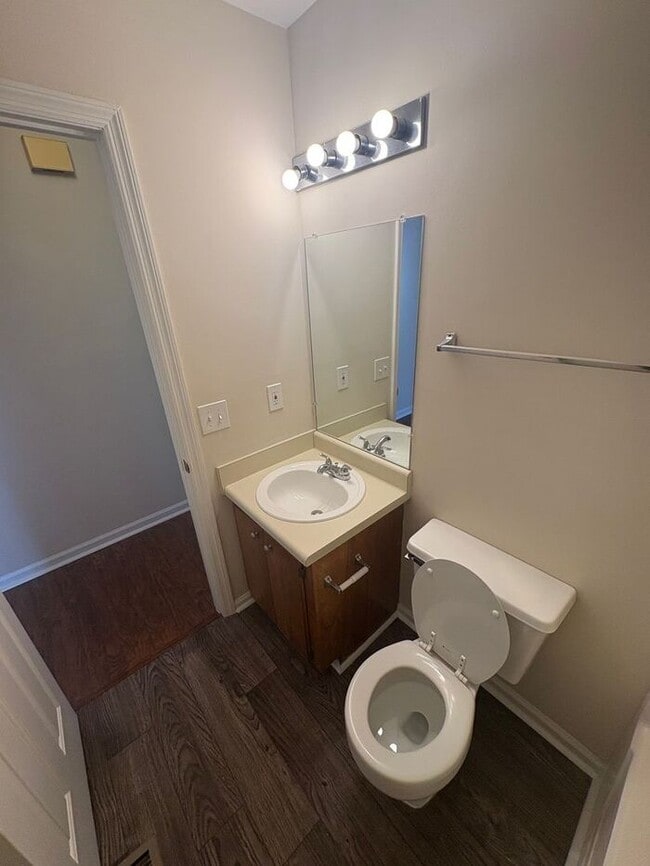 Building Photo - 3 Bed/2 Bath with Deck/Yard in quite neigh...