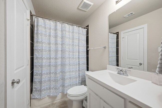 Building Photo - Luxury 5 bed 7 bath two story in Rockwall with grand double doors, soaring 19 foot ceilings, chef...