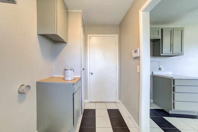 Building Photo - Gorgeous Midtown 3 Bedroom Remodel!