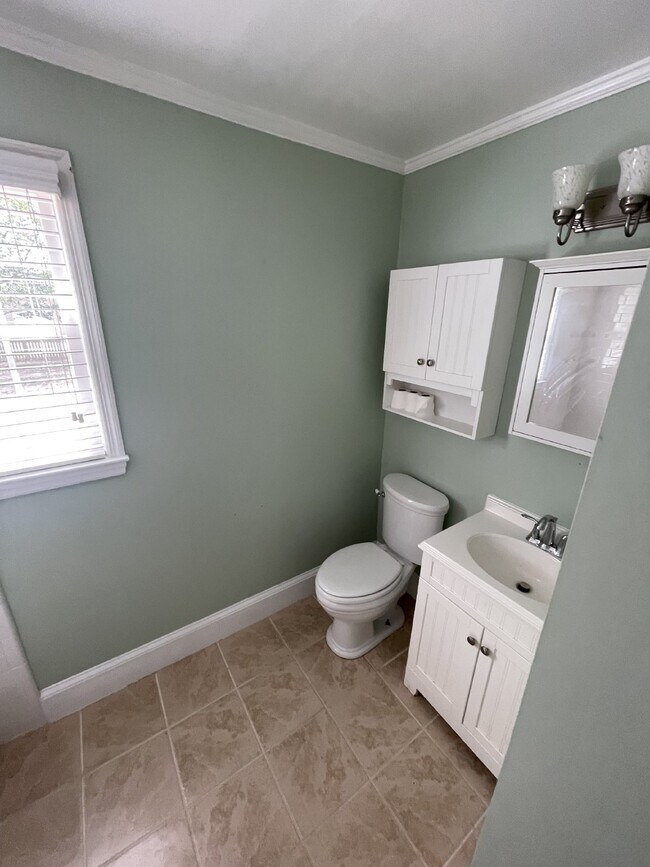 Building Photo - "Charming 3-Bed, 2-Bath Home- Fenced in Ya...