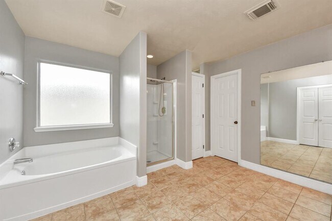 Building Photo - 2515 Knoll Shadows Ln