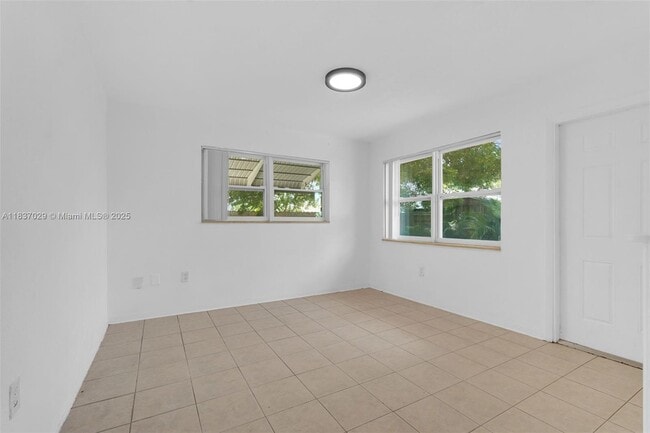 Building Photo - 2435 Plunkett St