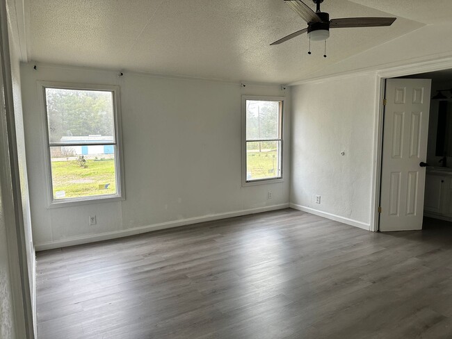 Building Photo - 3-bed/2-bath on 1 acre!