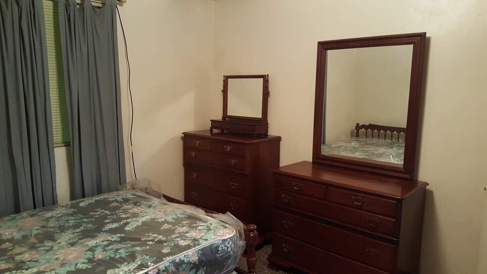 Pennsylvania Dutch bedroom suite - 1216 University Ave