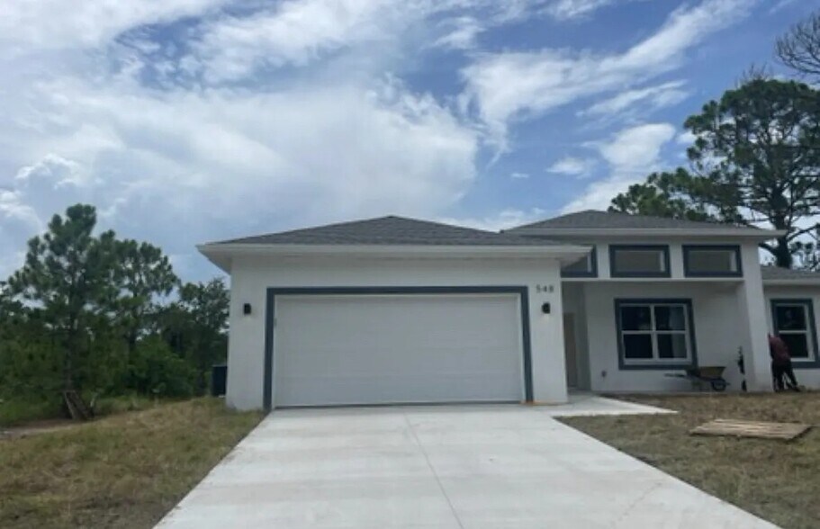 Building Photo - 548 Redwood Ave S