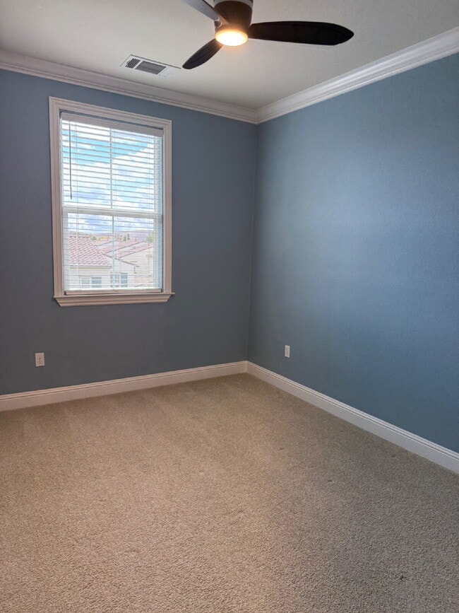 Building Photo - Gorgeous 3 Bed, 2.5 Bath Condo in Perfect ...