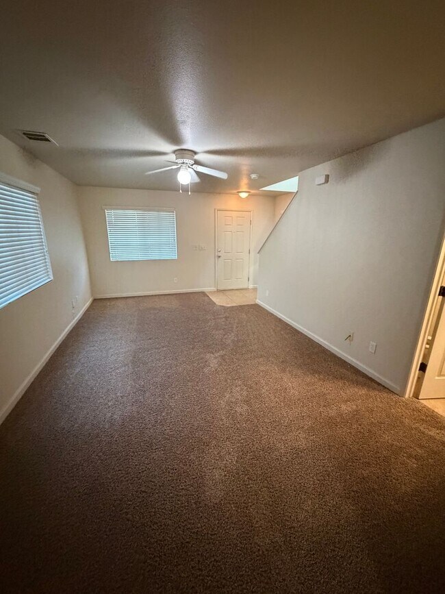 Building Photo - 585 Hart Dr
