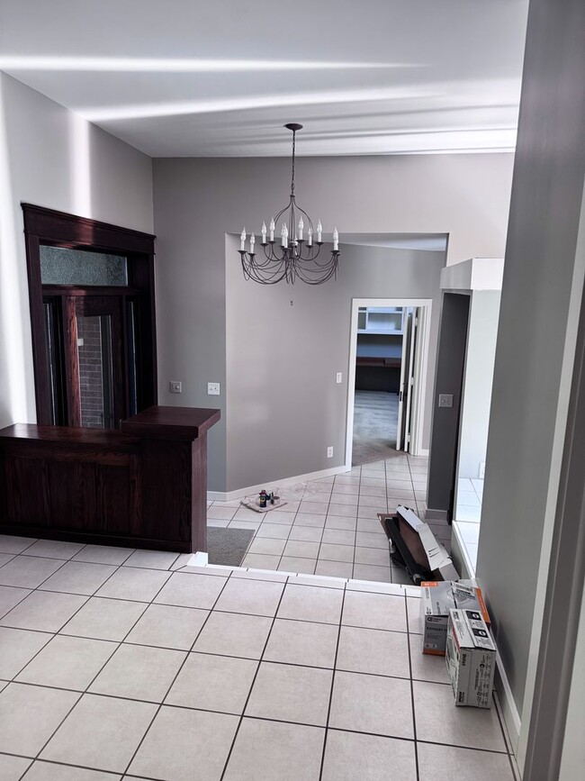 Building Photo - 3 bed 2.5 bath with the perfect blend of c...