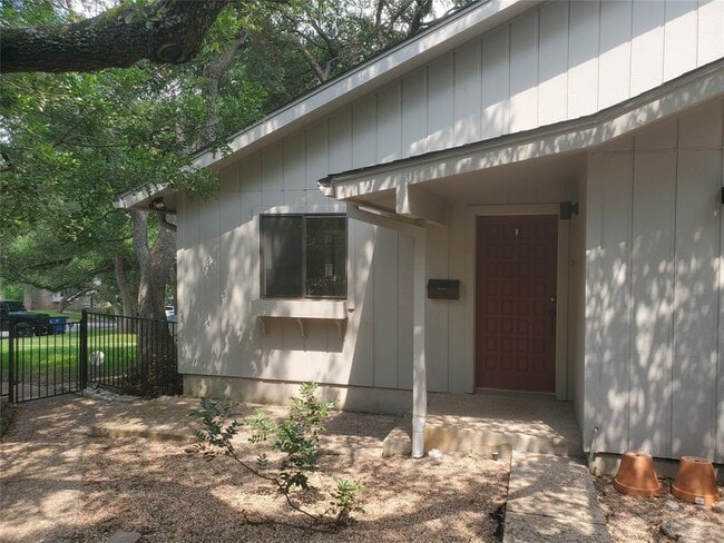 Building Photo - 3000 Maywood Cir