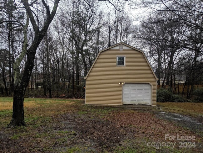 Building Photo - 632 Catawba Cir N