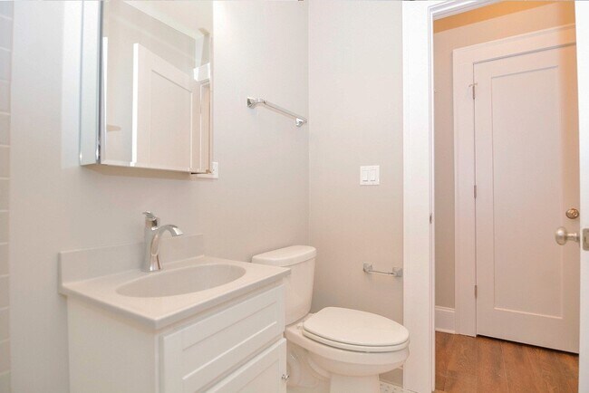 Building Photo - 817 W Lakeside Pl