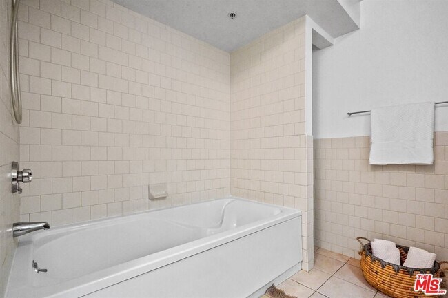 Building Photo - 746 S Los Angeles St