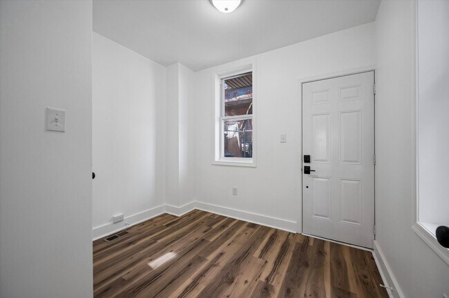 Building Photo - 3BR/1BA | Modern Interior| Fast Approval