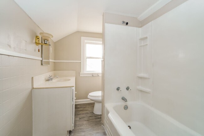 Building Photo - 833 Clarendon Ave