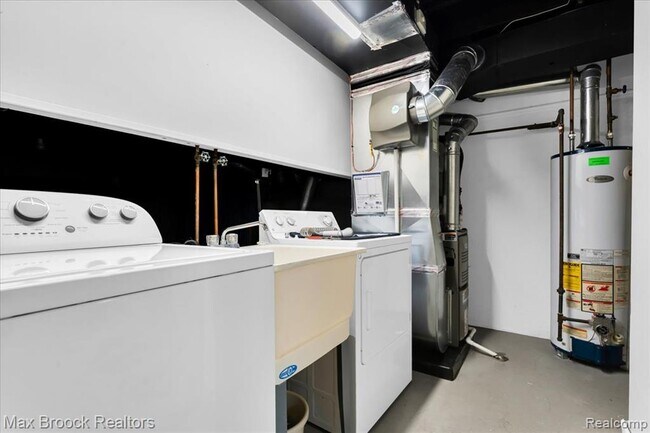 Building Photo - 1613 Brentwood Dr