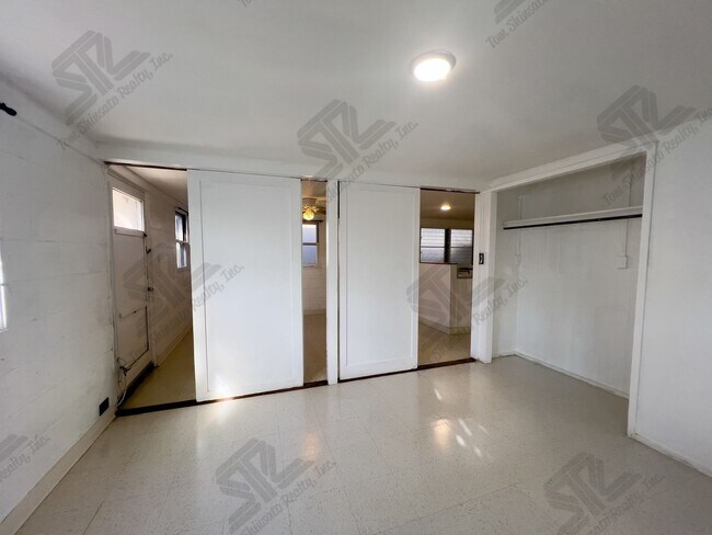 Building Photo - 435