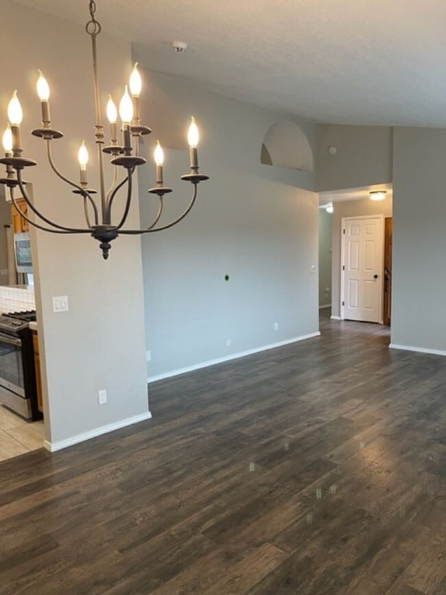 Building Photo - $100 Move in Special ~ 3 Bedroom Located in Country Heights Subdivision!