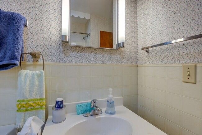 Building Photo - 2 Deo St