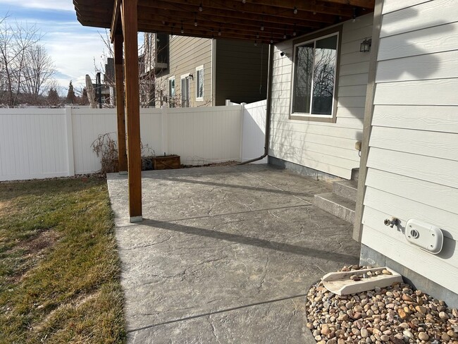 Building Photo - Spacious 4BR with Modern Upgrades and Comp...