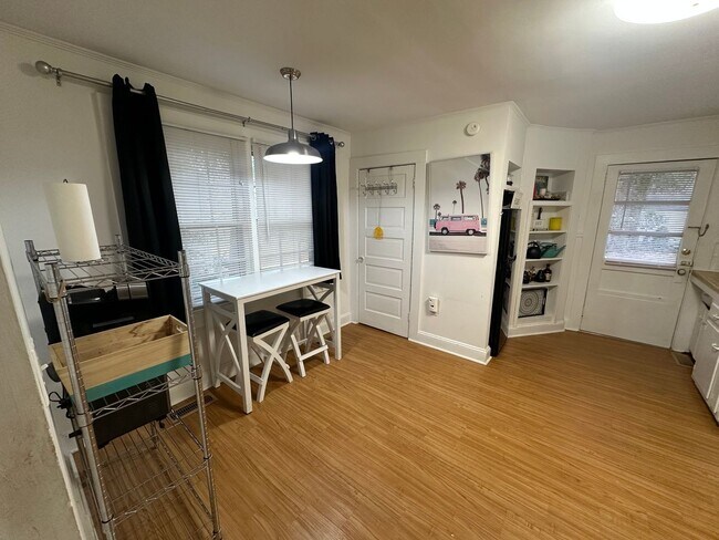 Building Photo - Charming 1 Bedroom, 1 Bath Furnished Home Available for Rent with Flexible Lease Terms