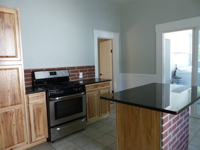 Building Photo - 923 W Elm St
