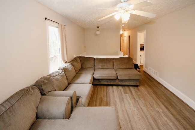 Building Photo - 1424 Shadowbrook Dr