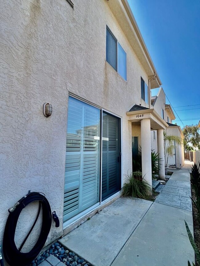 Building Photo - VIEWS VIEWS VIEWS From This Townhome With ...