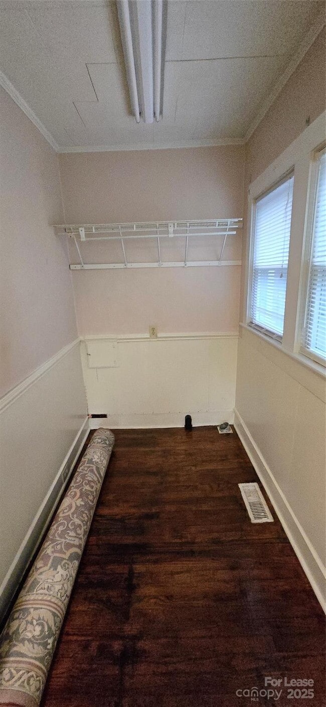 Building Photo - 206 Willow St SW