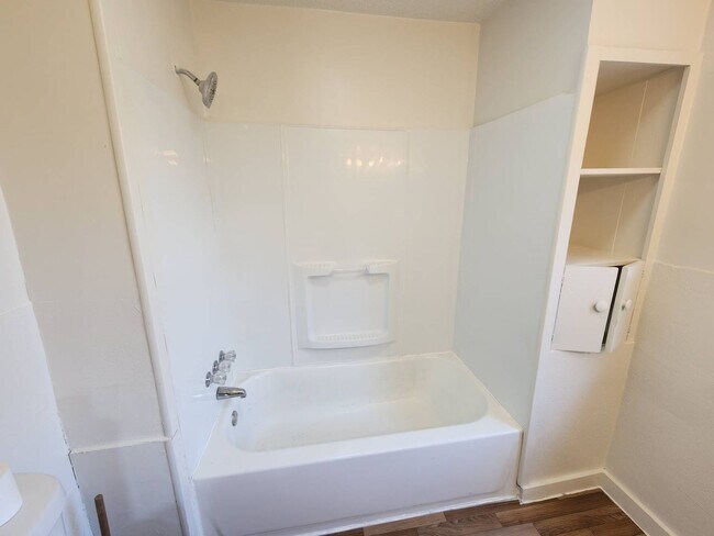 Building Photo - Charming 3-Bedroom Property in Prime Location