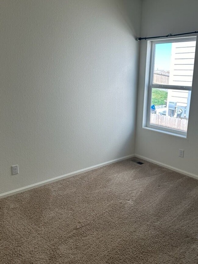 Building Photo - New 3 bedroom, 2 bath ranch style home in ...