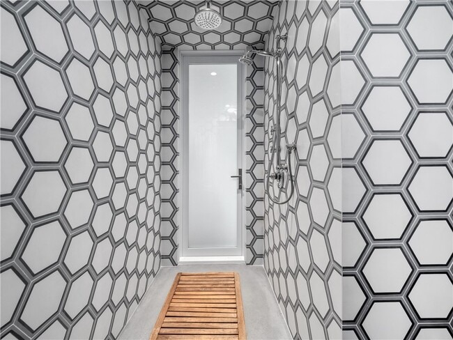 Building Photo - 3403 Laurel Ave