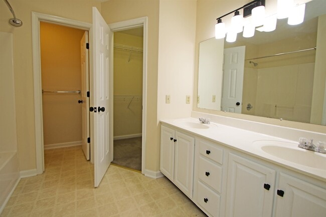 Building Photo - 1345 Goldfinch Dr