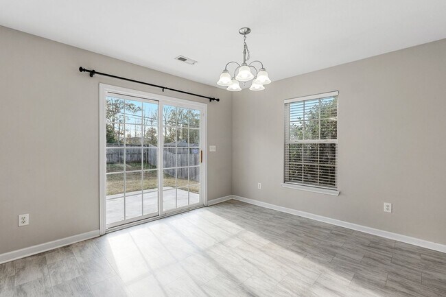 Building Photo - Spacious 4 BR, 2.5 BA, Master BR on Main, Conveniently Located Between Greenville and Spartanburg