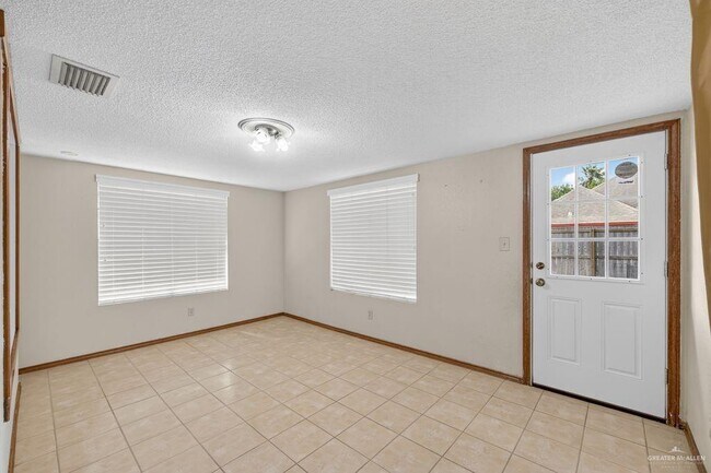 Building Photo - 17 Goldcrest Ave