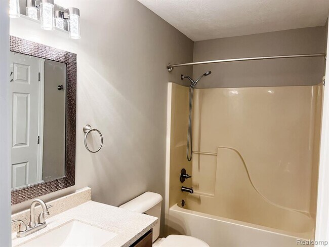 Building Photo - 1104 E Oak Dr